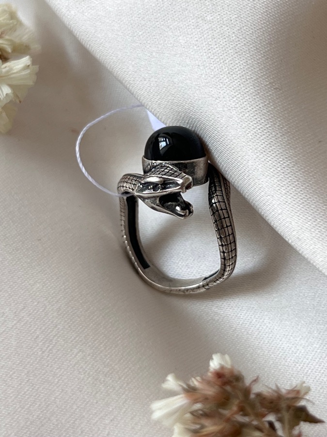Кольцо из серебра в форме змеи с чёрным обсидианом, 17,5 размер U-510, фото 4