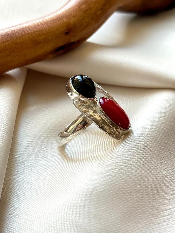 купить Кольцо из серебра с кораллом и обсидианом,17 размер , фото 2