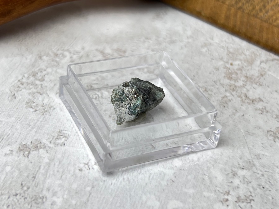 Образец александрита в пластиковом боксе OBM-1340, фото 1