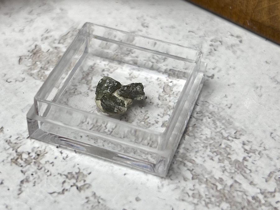 Образец александрита в пластиковом боксе OBM-1325, фото 3