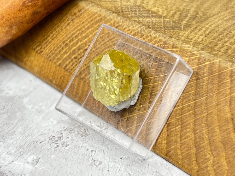 Образец апатита в пластиковом боксе OBM-1359, фото 4