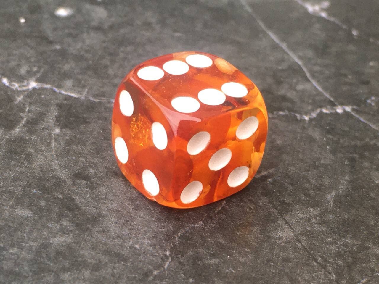 Игральные кости из янтаря 1.1х1.1х1.1 см IKO-0007, фото 1