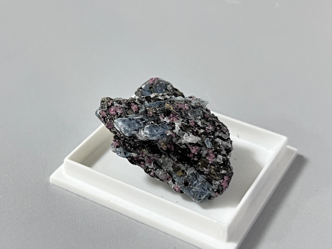 Образец кианита в пластиковом боксе  OBM-0407, фото 4