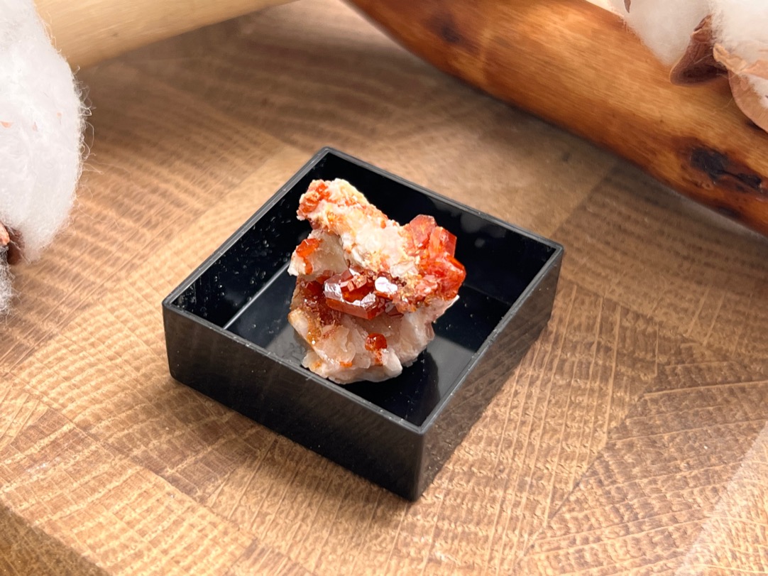 Образец ванадинита в пластиковом боксе OBM-1004, фото 1
