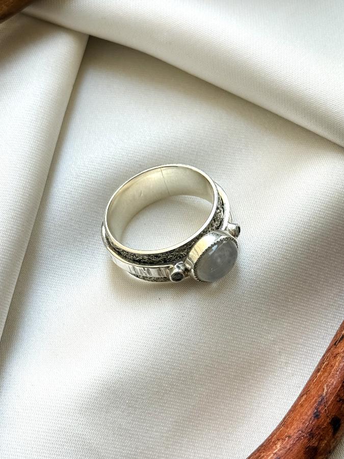 купить Кольцо из серебра с лунным камнем,18,5 размер   , фото 1