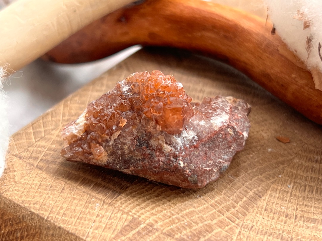 Красный кварц, друза 2,4 х 3,3 х 4,3 см DRU-0084, фото 1