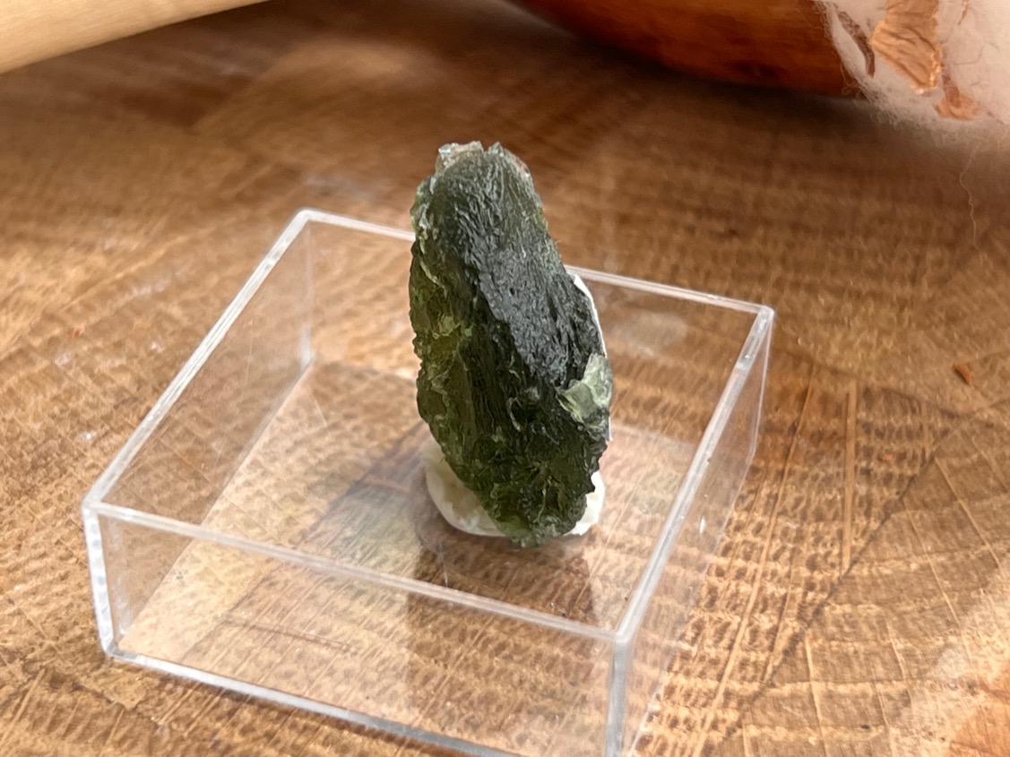 Образец молдавита в пластиковом боксе OBM-1066, фото 4