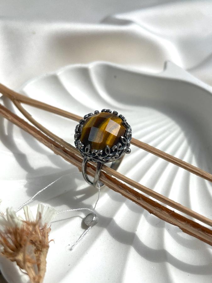 купить Кольцо из серебра с тигровым глазом в огранке, 19,0 см , фото 1
