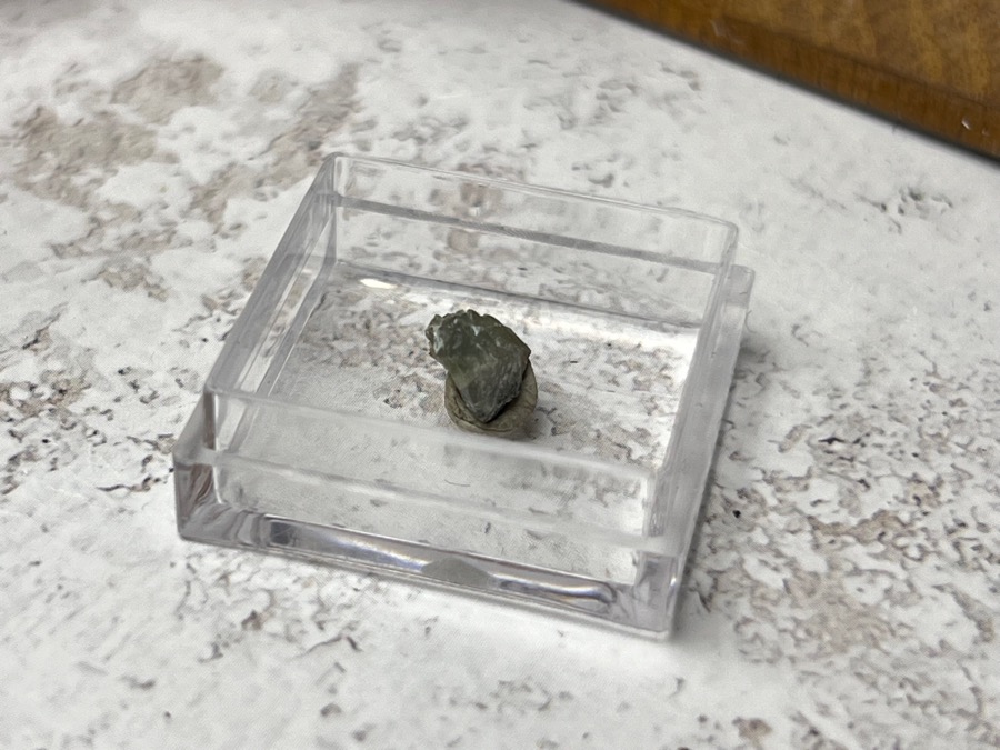 Образец александрита в пластиковом боксе OBM-1324, фото 4