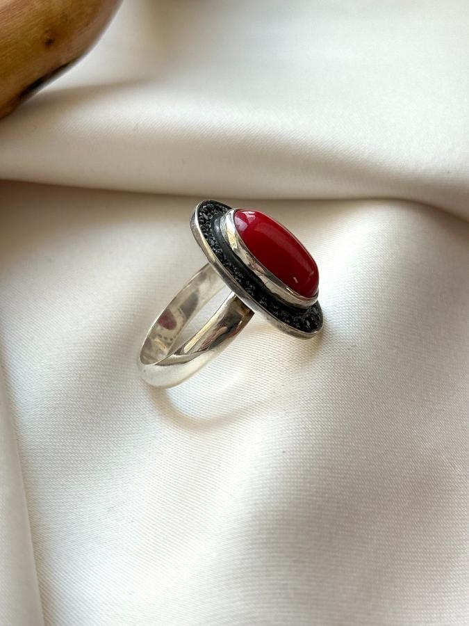купить Кольцо из серебра с кораллом, 17 размер  , фото 2