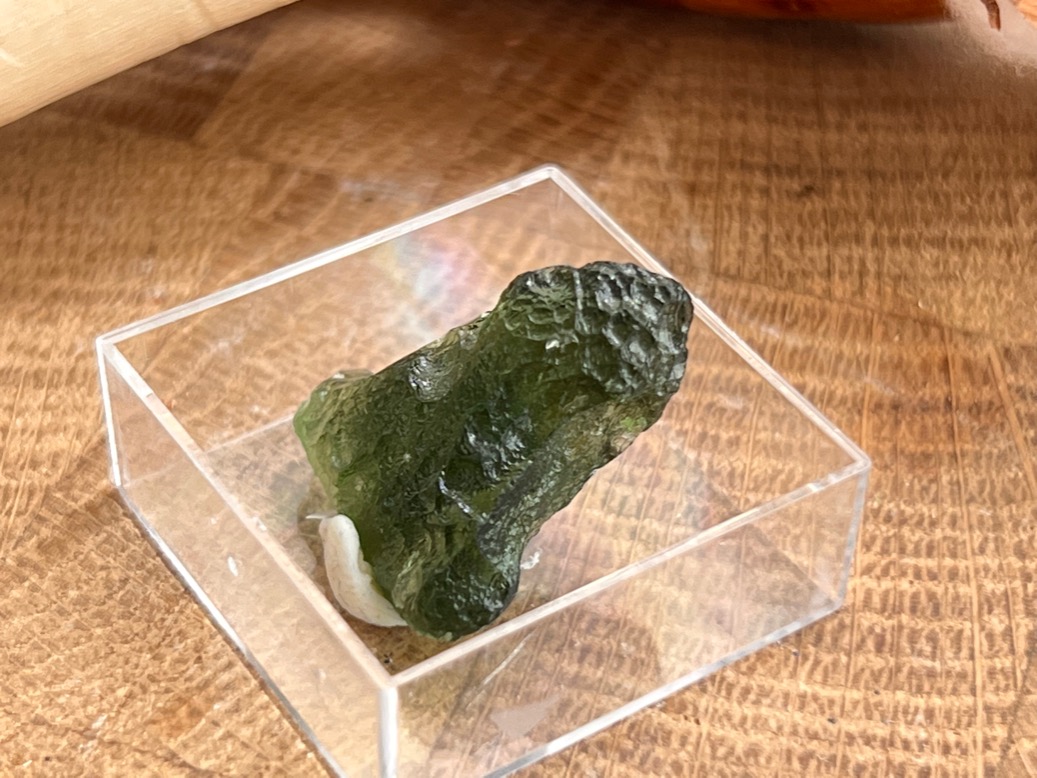 Образец молдавита в пластиковом боксе OBM-1067, фото 4