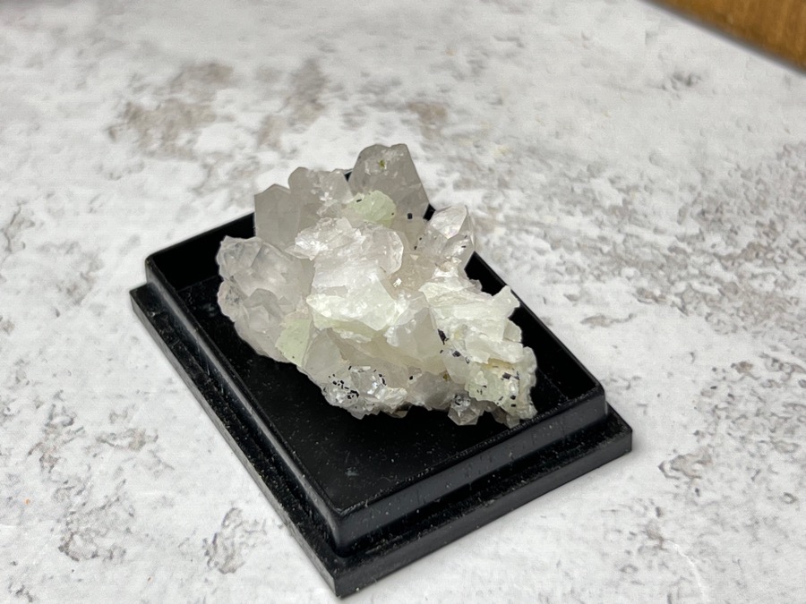 Образец пренита, кварц, эпидот в пластиковом боксе OBM-1446, фото 1