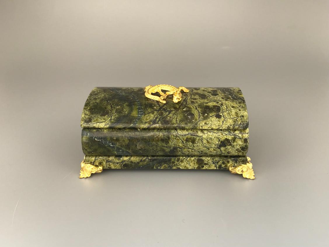 Шкатулка из змеевика с ящеркой, цилиндрическая на ножках 10,6х6,0х4,6 см SCH-0001, фото 1