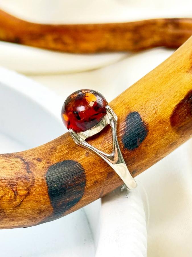 купить Кольцо из серебра с красным янтарем , фото 1