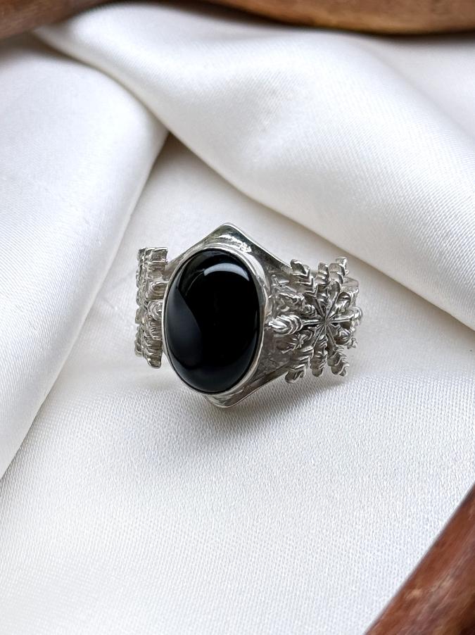купить Кольцо из серебра с черным агатом, 18 размер  , фото 1