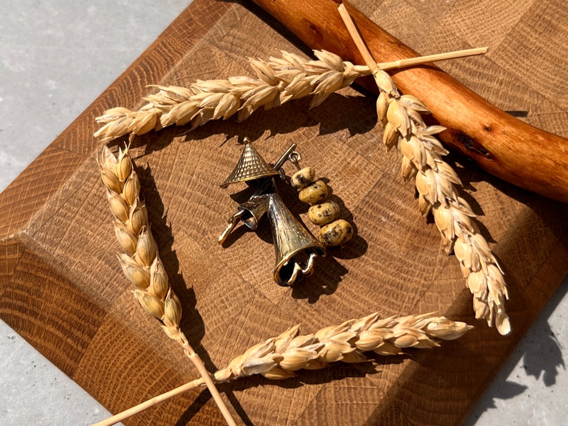 купить Брошь в форме азиата с янтарём , фото 2