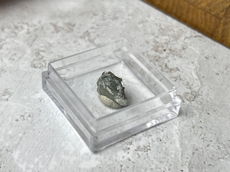 Образец александрита в пластиковом боксе OBM-1338, фото 1