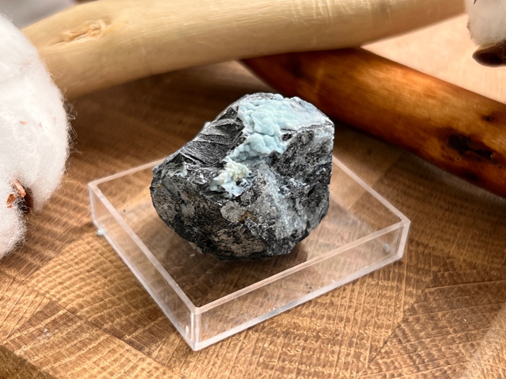 Образец гиббсита в пластиковом боксе OBM-1037, фото 1