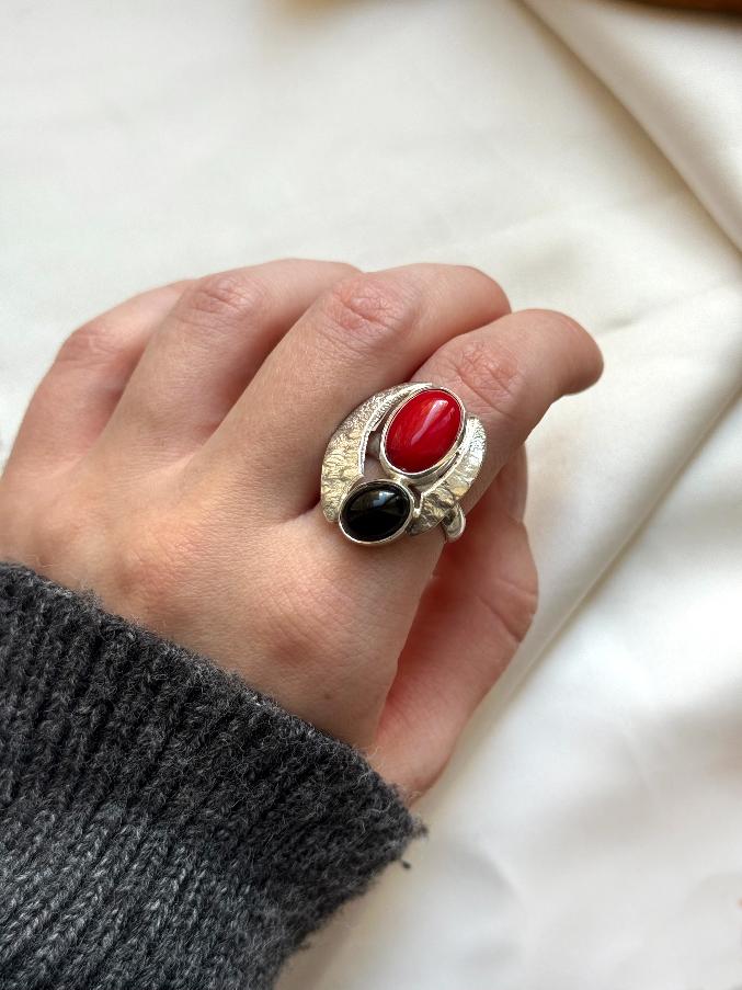 купить Кольцо из серебра с кораллом и обсидианом,17 размер , фото 5