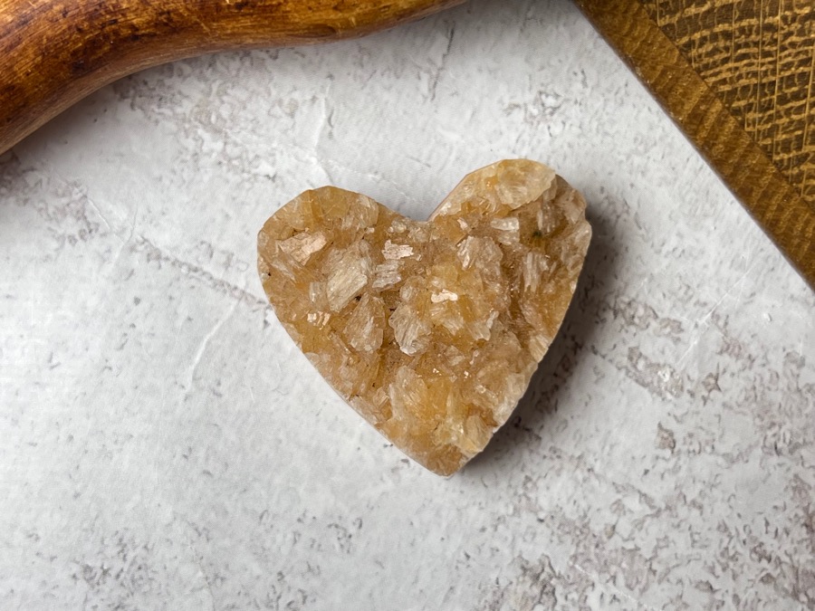 Кальцит, друза в форме сердца 1,5 х 3,1 х 3,3 см DRU-0129, фото 1