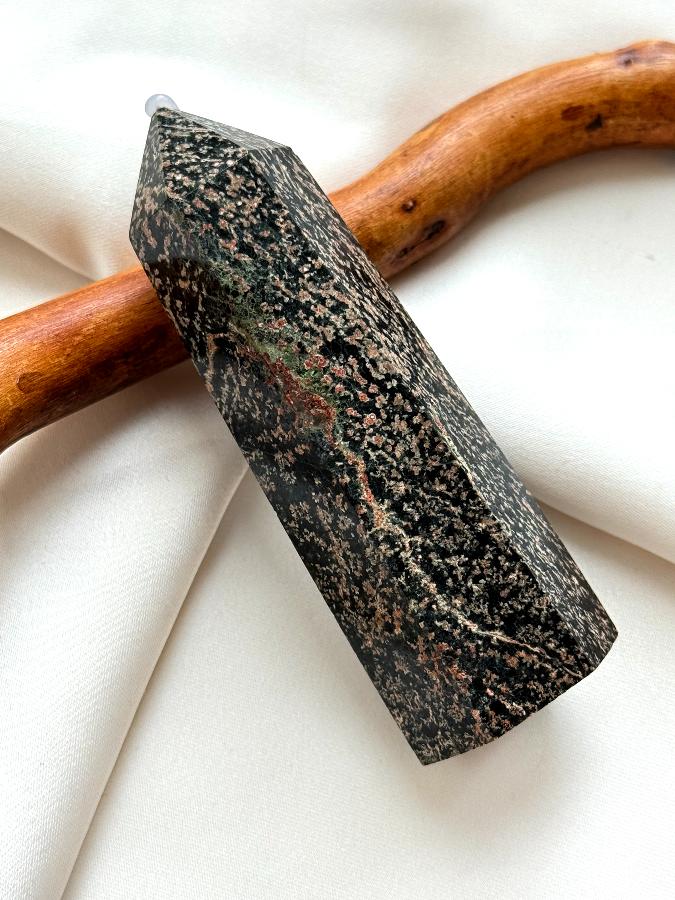 Столбик (обелиск) из черной яшмы, 9 х 3 см ST-0034, фото 1