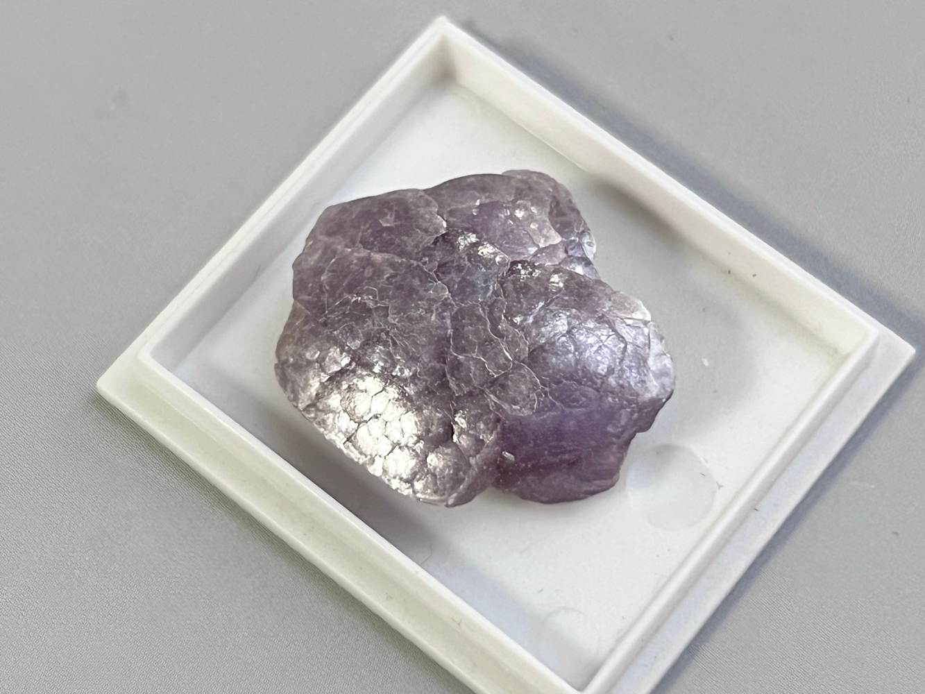 Образец лепидолита в пластиковом боксе  OBM-0391, фото 1